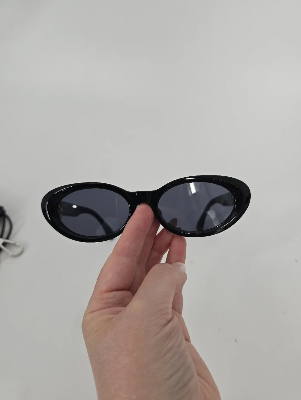 Fendi FE40140U Black Frame Oval Sunglasses with Pouch - Picture 4 of 8